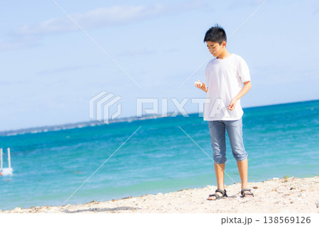 南国の海で夏休みを楽しむ少年 南国の海で夏休みを楽しむ少年 138569126