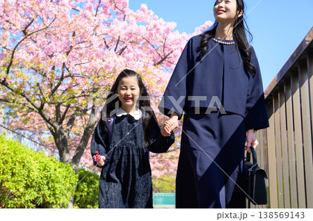 桜の背景に道を歩く日本人親子 桜の背景に道を歩く日本人親子 138569143