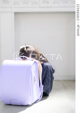 ランドセルに隠れる日本人の女の子 ランドセルに隠れる日本人の女の子 138569222