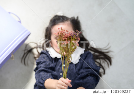 ブーケを持って床に寝て微笑む日本人の女の子 138569227