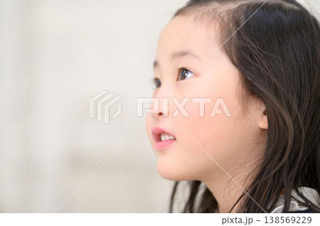 会話をする日本人の女の子 会話をする日本人の女の子 138569229