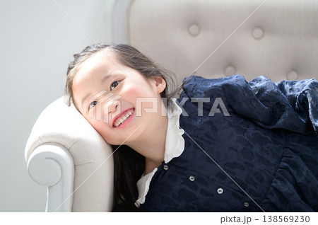 ソファに寝転ぶ日本人の女の子 ソファに寝転ぶ日本人の女の子 138569230