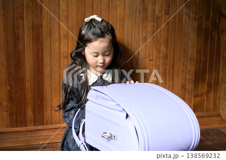 ランドセルを見つめる日本人の女の子 ランドセルを見つめる日本人の女の子 138569232