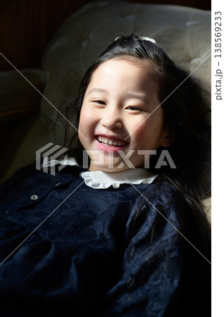 ソファに寝て笑う日本人の女の子 ソファに寝て笑う日本人の女の子 138569233