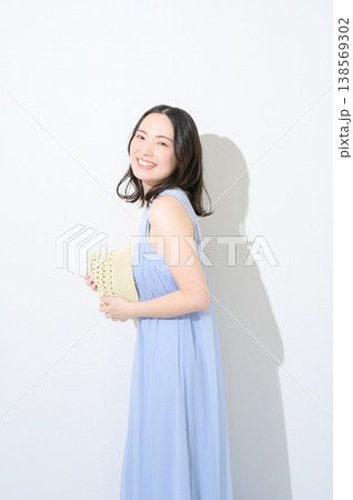 白背景で帽子を持つ日本人女性 138569302