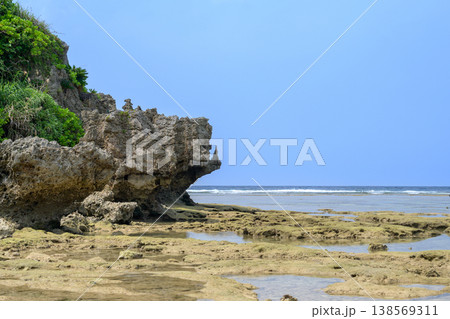 沖縄の岩礁と海 沖縄の岩礁と海 138569311