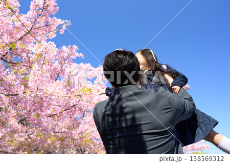 桜を背景に抱っこされる日本人の女の子 桜を背景に抱っこされる日本人の女の子 138569312