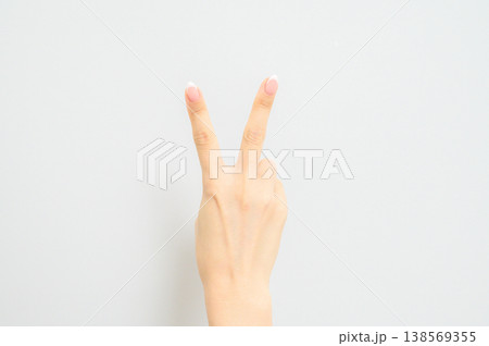 白背景で撮影したナチュラルネイルをした日本人女性の手 白背景で撮影したナチュラルネイルをした日本人女性の手 138569355
