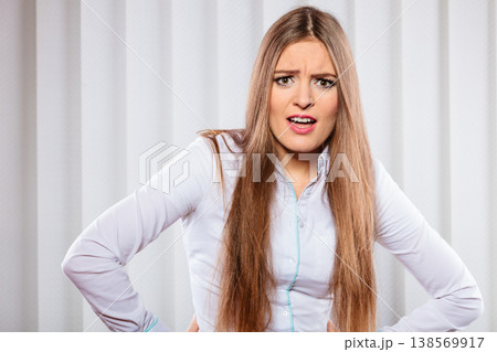 Angry young woman bussines shout. 138569917