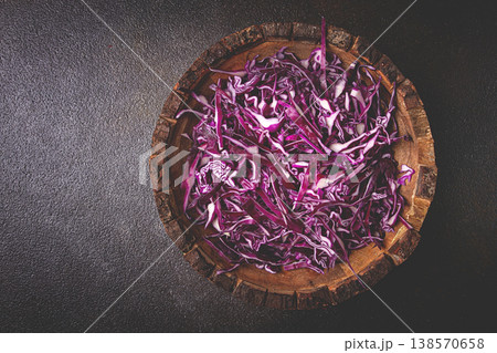 red cabbage, sliced, in a wooden salad bowl, top view, no people, 138570658