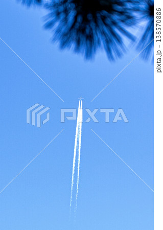 松のシルエットと青空を駆けるジェット機の軌跡 松のシルエットと青空を駆けるジェット機の軌跡 138570886