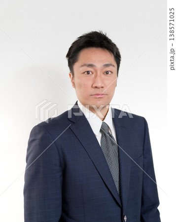 スーツ姿で真摯な表情を見せる日本人男性 スーツ姿で真摯な表情を見せる日本人男性 138571025