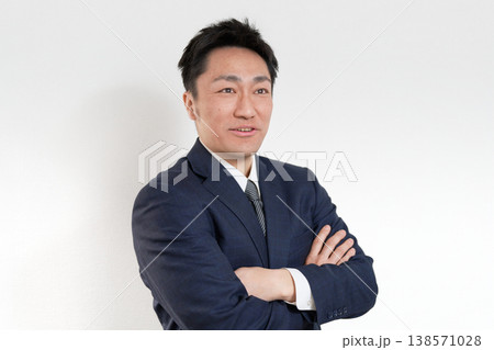 信頼感のある中堅ビジネスマンのポートレート 138571028