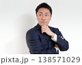 信頼感のある中堅ビジネスマンのポートレート 138571029