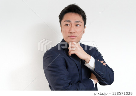 信頼感のある中堅ビジネスマンのポートレート 138571029