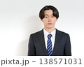 スーツ姿で前を見据える日本人男性 138571031