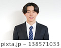 清潔感のある若手ビジネスマンのポートレート 138571033