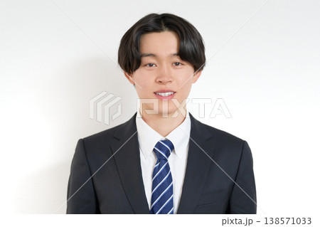 清潔感のある若手ビジネスマンのポートレート 138571033