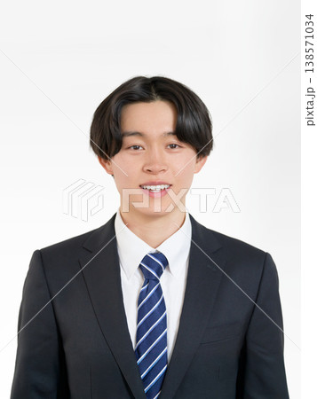親しみやすい笑顔の若手ビジネスマンのポートレート 親しみやすい笑顔の若手ビジネスマンのポートレート 138571034