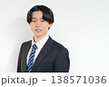 スーツ姿の日本人男性のシンプルな人物写真 138571036