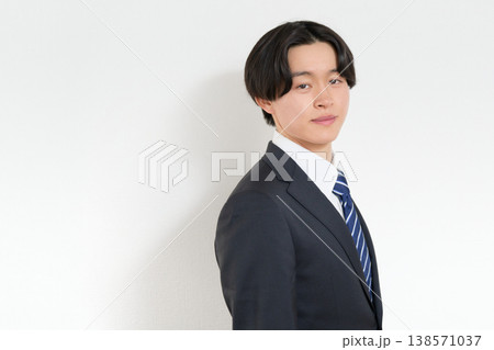 清潔感のある若手ビジネスマンのポートレート 清潔感のある若手ビジネスマンのポートレート 138571037