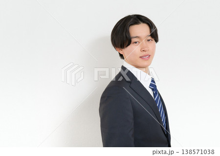 清潔感のある若手ビジネスマンのポートレート 138571038