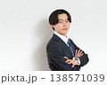 余裕のある表情の若手ビジネスマン 138571039