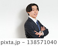 腕組みしながら笑顔を見せる若手ビジネスパーソン 138571040