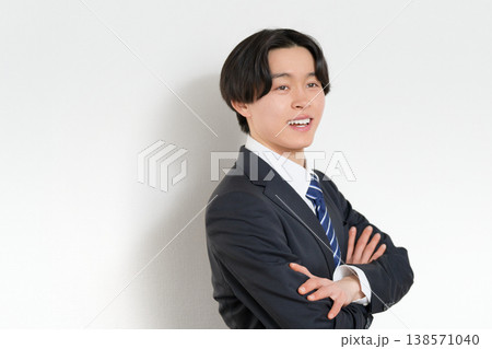腕組みしながら笑顔を見せる若手ビジネスパーソン 138571040