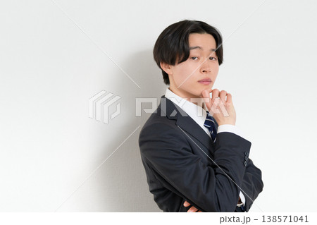 考える若手ビジネスマンのポートレート 138571041
