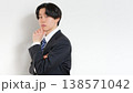 考える若手ビジネスマンのポートレート 138571042