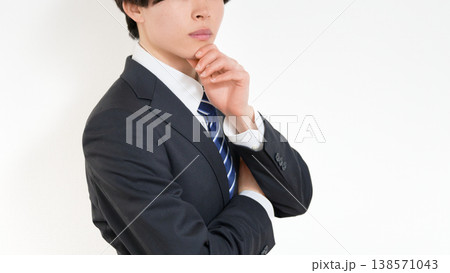 思考する若手ビジネスマンの手元 138571043
