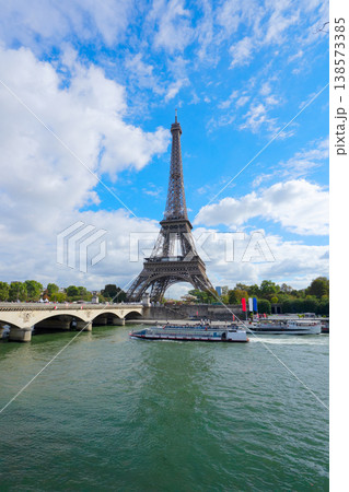 eiffel tour over Seine river 138573385