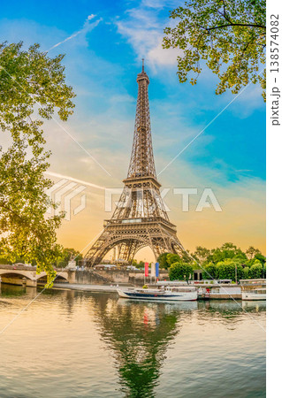 eiffel tour over Seine river 138574082