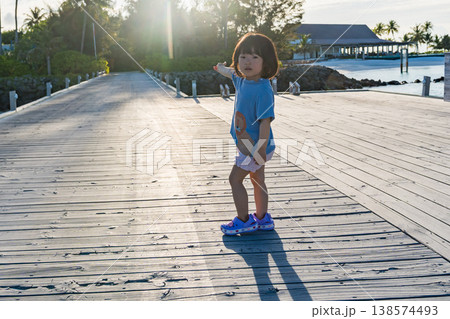 モルディブの水上ヴィラ群を歩く日本人の幼児 モルディブの水上ヴィラ群を歩く日本人の幼児 138574493