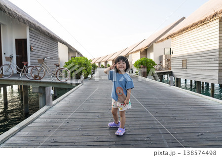 モルディブの水上ヴィラ群を歩く日本人の幼児 138574498