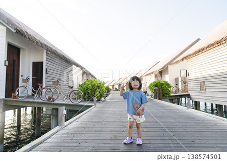 モルディブの水上ヴィラ群を歩く日本人の幼児 138574501