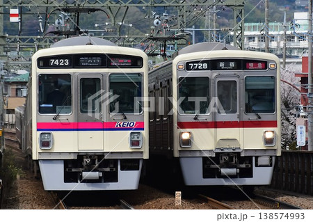 離合する京王7000系同士7423Fと7728F復刻臙脂帯 離合する京王7000系同士7423Fと7728F復刻臙脂帯 138574993