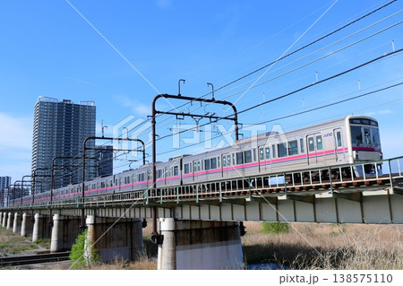 多摩川を渡る京王7000系7722Fビードプレス車 138575110