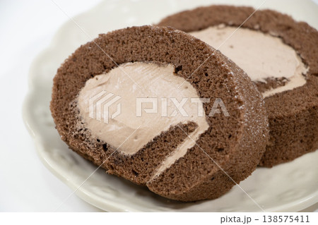 チョコレートロールケーキ 138575411