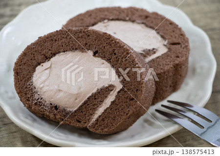 チョコレートロールケーキ 138575413