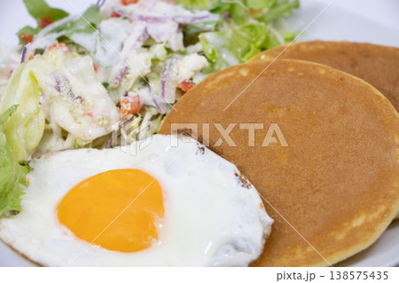 朝食 パンケーキ 138575435