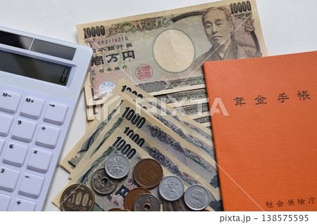 年金手帳と通貨 年金イメージ 年金手帳と通貨 年金イメージ 138575595