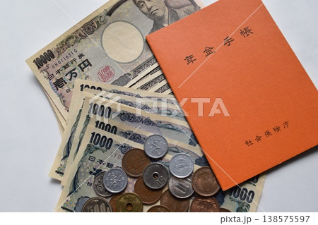 年金手帳と通貨 年金イメージ 年金手帳と通貨 年金イメージ 138575597