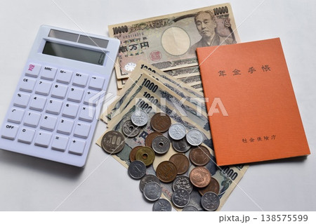 年金手帳と通貨 年金イメージ 年金手帳と通貨 年金イメージ 138575599