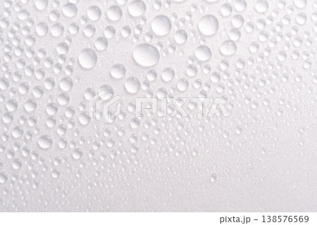 白い表面に広がる水滴と水の跡の質感素材 138576569