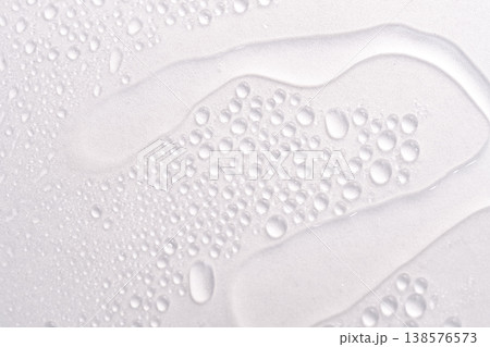白い表面の水滴と水の広がりのクローズアップ 138576573