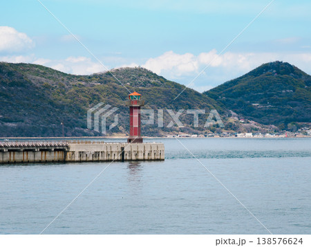 フェリーから望む香川県高松市のせとしるべと女木島の風景 138576624