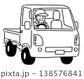 軽トラックを運転する高齢男性のイラスト 138576841
