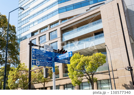 新緑と案内表示板 新緑と案内表示板 138577340
